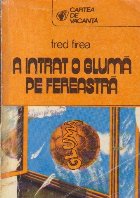 A intrat o gluma pe fereastra