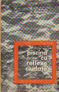 Piscina cu reflexe ciudate